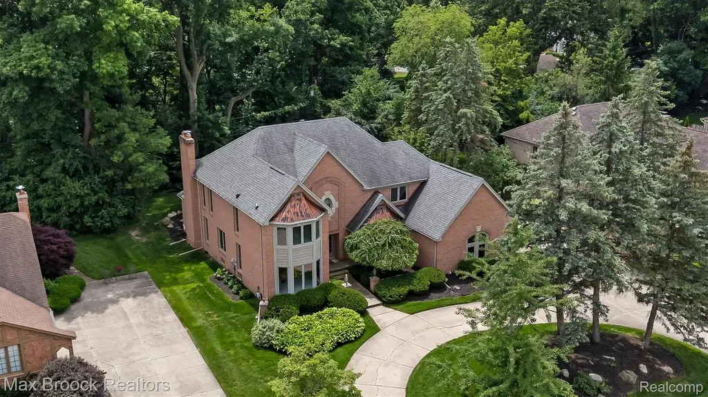 3015 Woodcreek Way Bloomfield Charter Township MI 48304