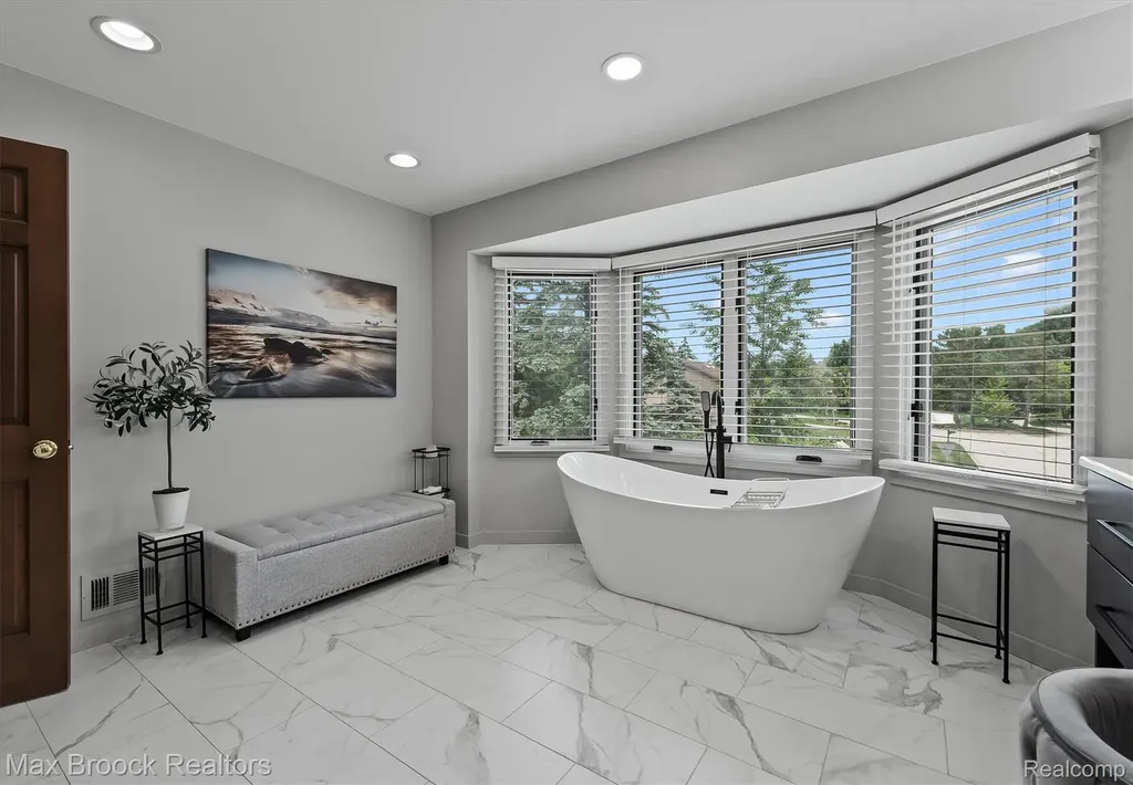 3015 Woodcreek Way Bloomfield Charter Township MI 48304