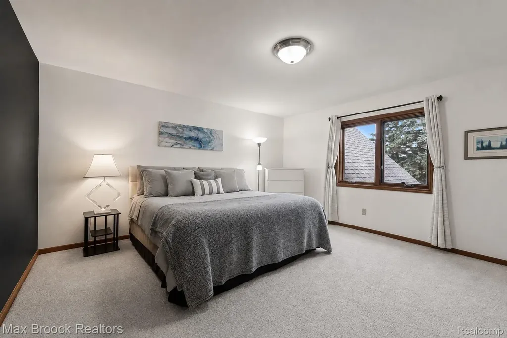 3015 Woodcreek Way Bloomfield Charter Township MI 48304