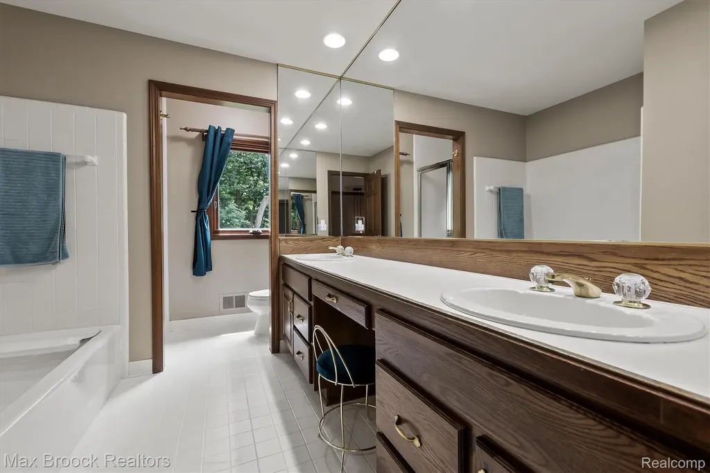 3015 Woodcreek Way Bloomfield Charter Township MI 48304