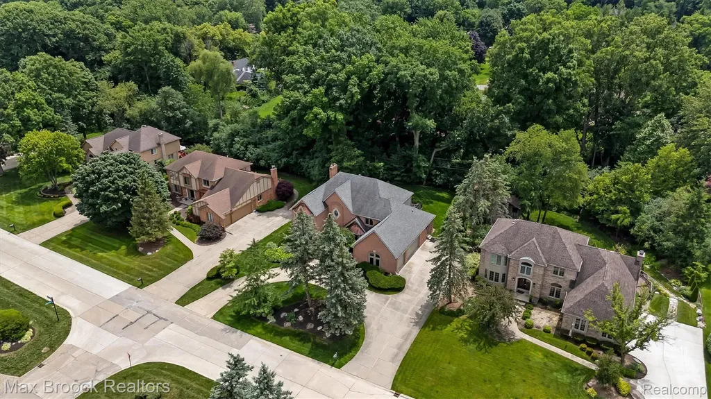 3015 Woodcreek Way Bloomfield Charter Township MI 48304