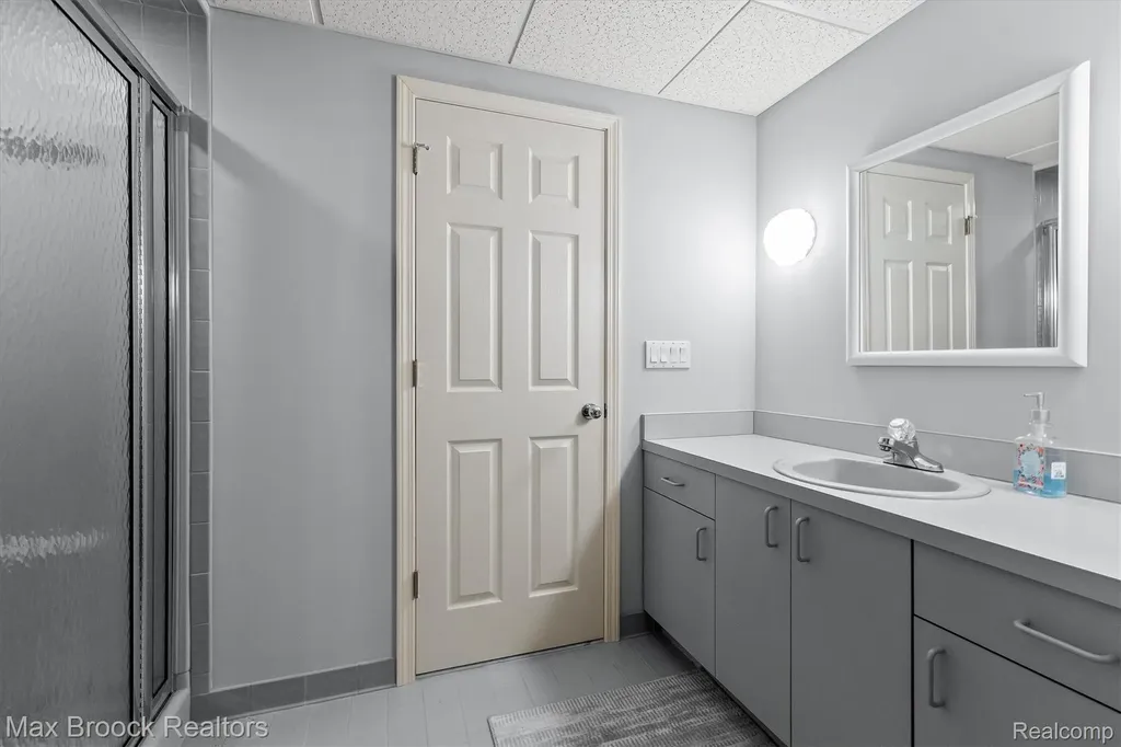 3015 Woodcreek Way Bloomfield Charter Township MI 48304
