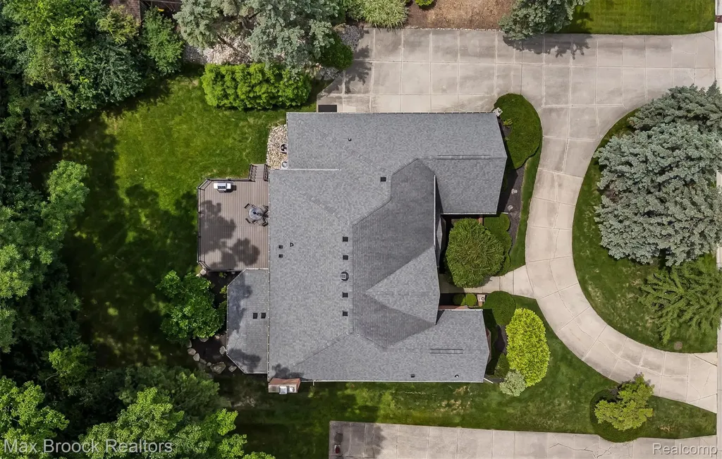 3015 Woodcreek Way Bloomfield Charter Township MI 48304