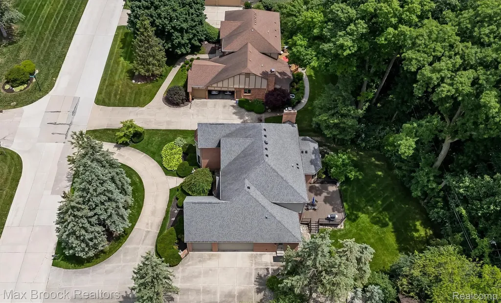 3015 Woodcreek Way Bloomfield Charter Township MI 48304
