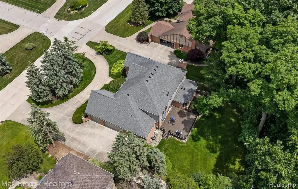 3015 Woodcreek Way Bloomfield Charter Township MI 48304