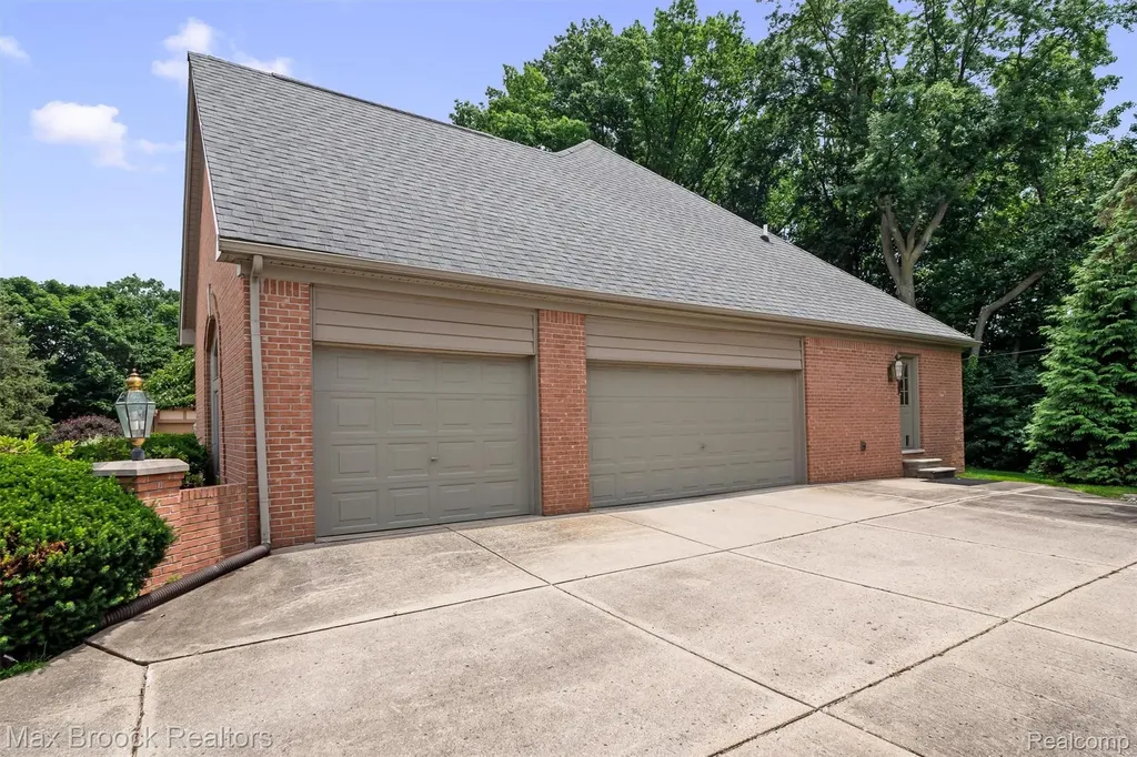 3015 Woodcreek Way Bloomfield Charter Township MI 48304