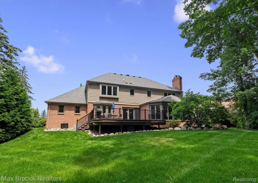 3015 Woodcreek Way Bloomfield Charter Township MI 48304