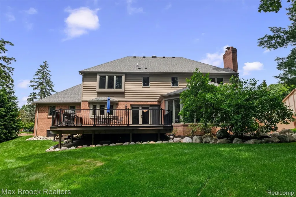 3015 Woodcreek Way Bloomfield Charter Township MI 48304