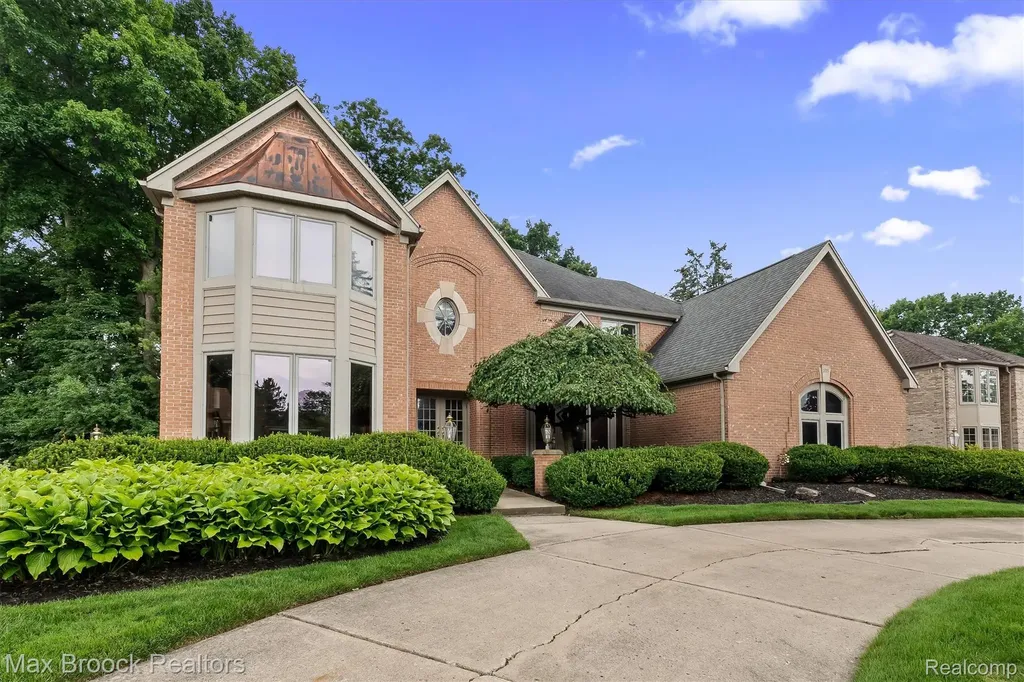 3015 Woodcreek Way Bloomfield Charter Township MI 48304