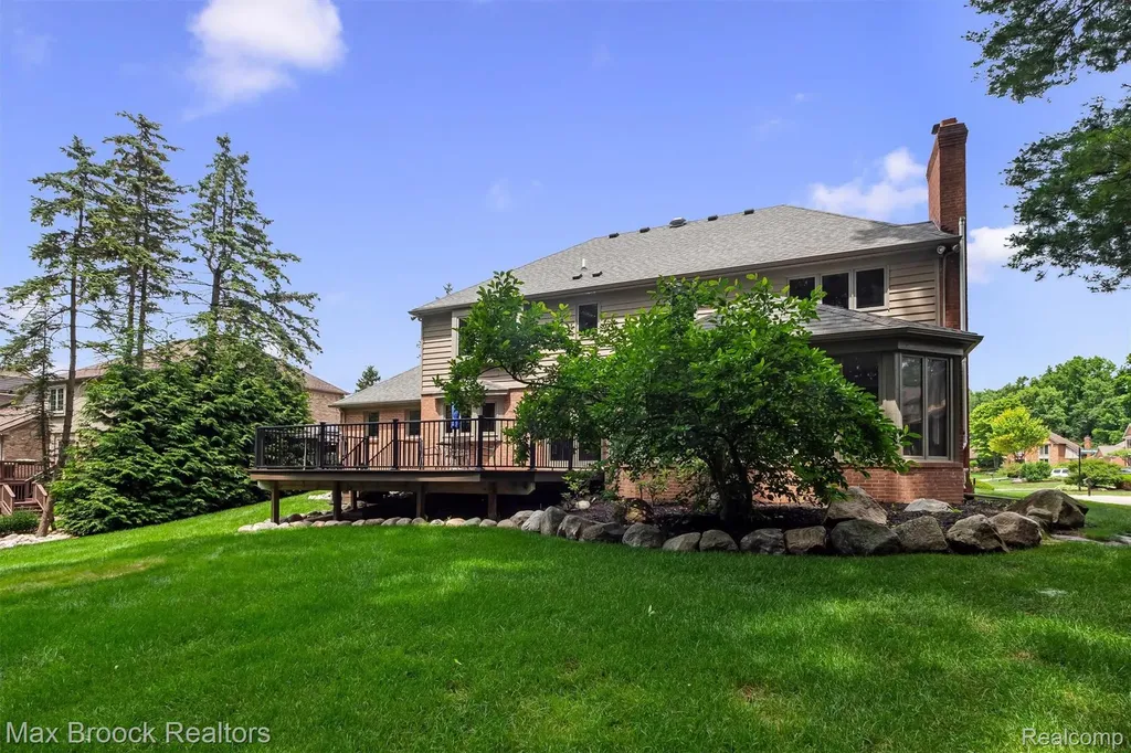 3015 Woodcreek Way Bloomfield Charter Township MI 48304