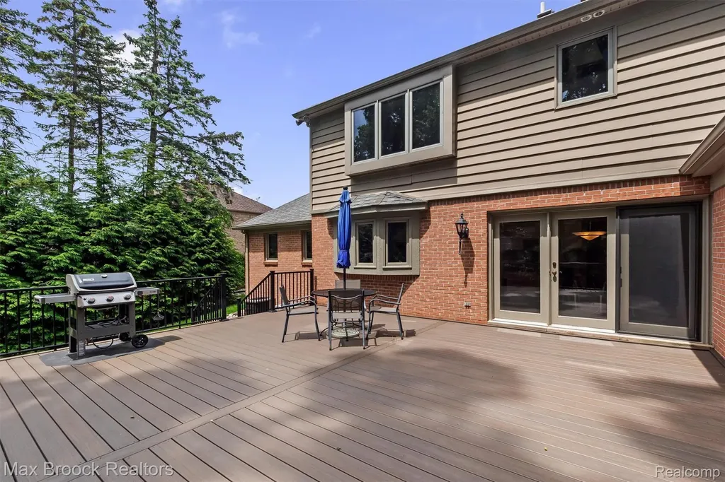 3015 Woodcreek Way Bloomfield Charter Township MI 48304