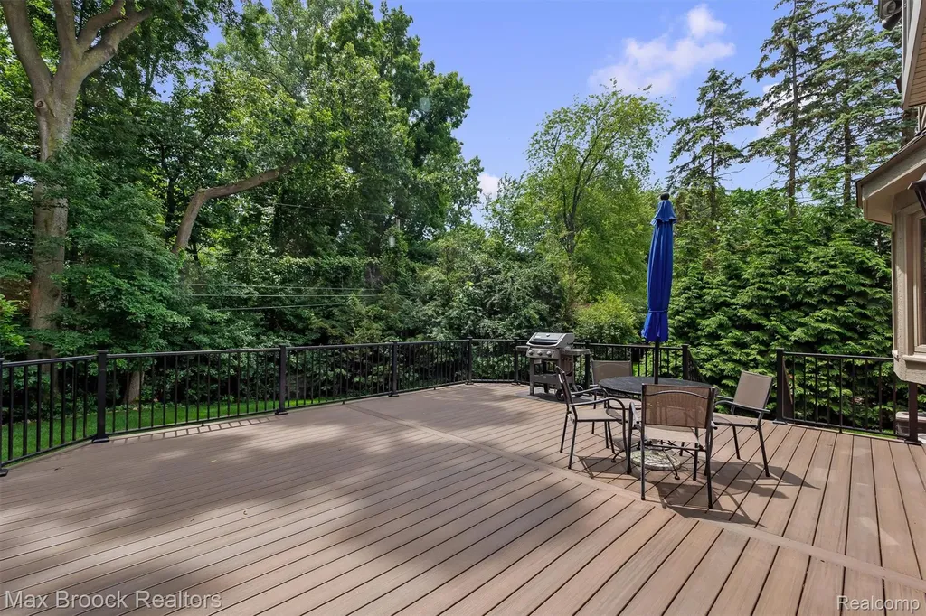3015 Woodcreek Way Bloomfield Charter Township MI 48304