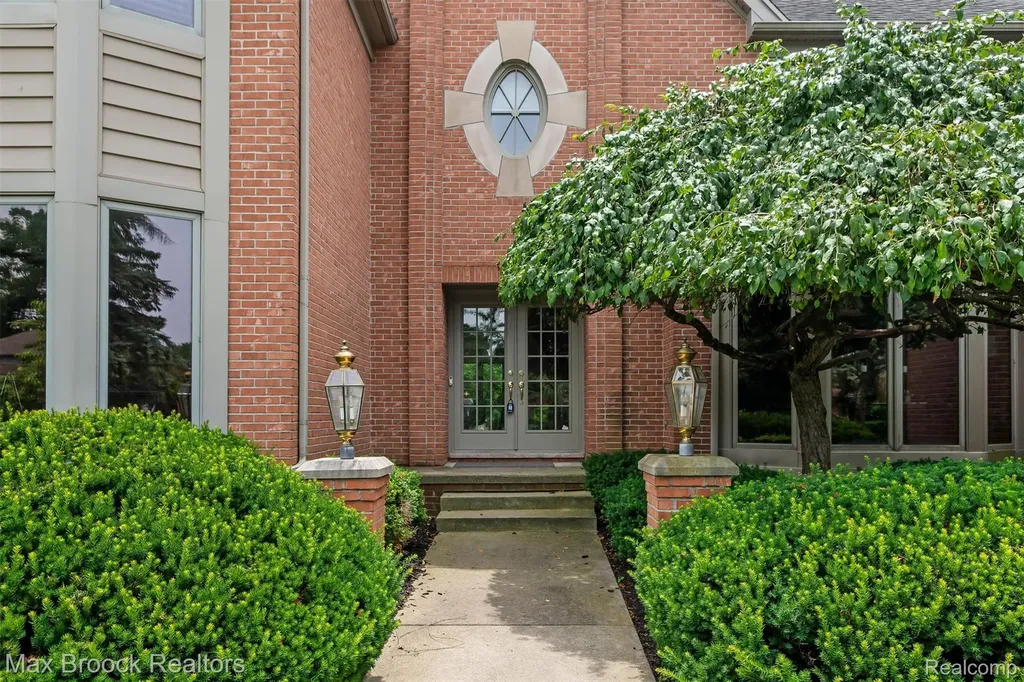 3015 Woodcreek Way Bloomfield Charter Township MI 48304