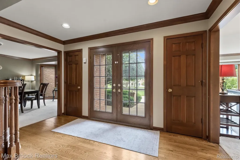 3015 Woodcreek Way Bloomfield Charter Township MI 48304