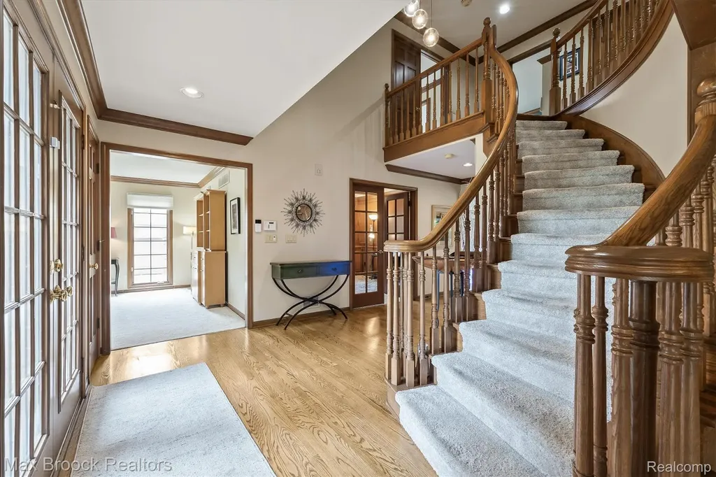 3015 Woodcreek Way Bloomfield Charter Township MI 48304