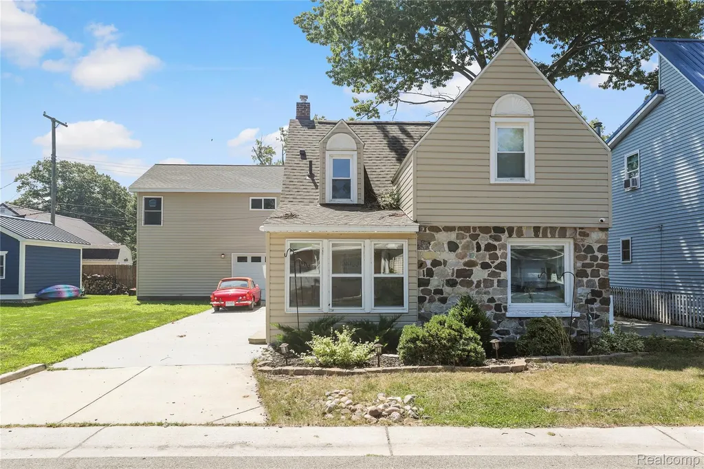 3051 Elmwood Drive Fort Gratiot Charter Township MI 48059