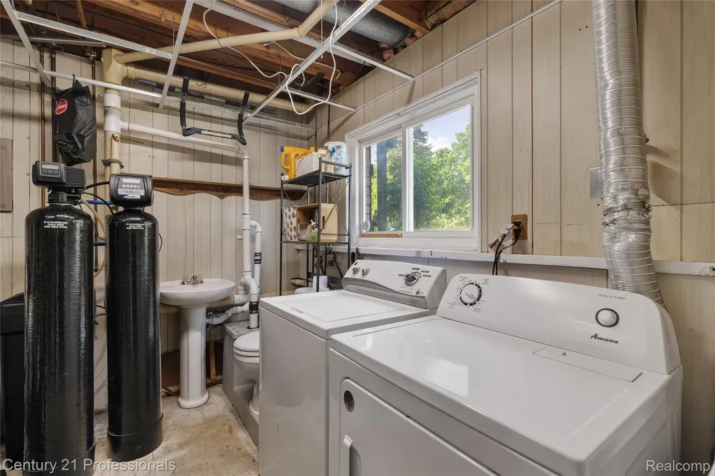 15037 Hogan Road Fenton Charter Township MI 48451