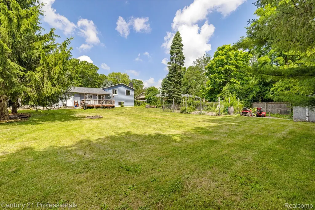 15037 Hogan Road Fenton Charter Township MI 48451