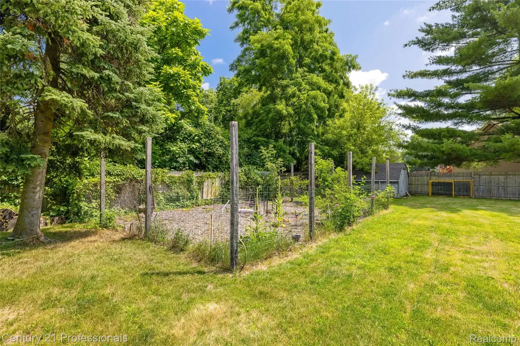 15037 Hogan Road Fenton Charter Township MI 48451