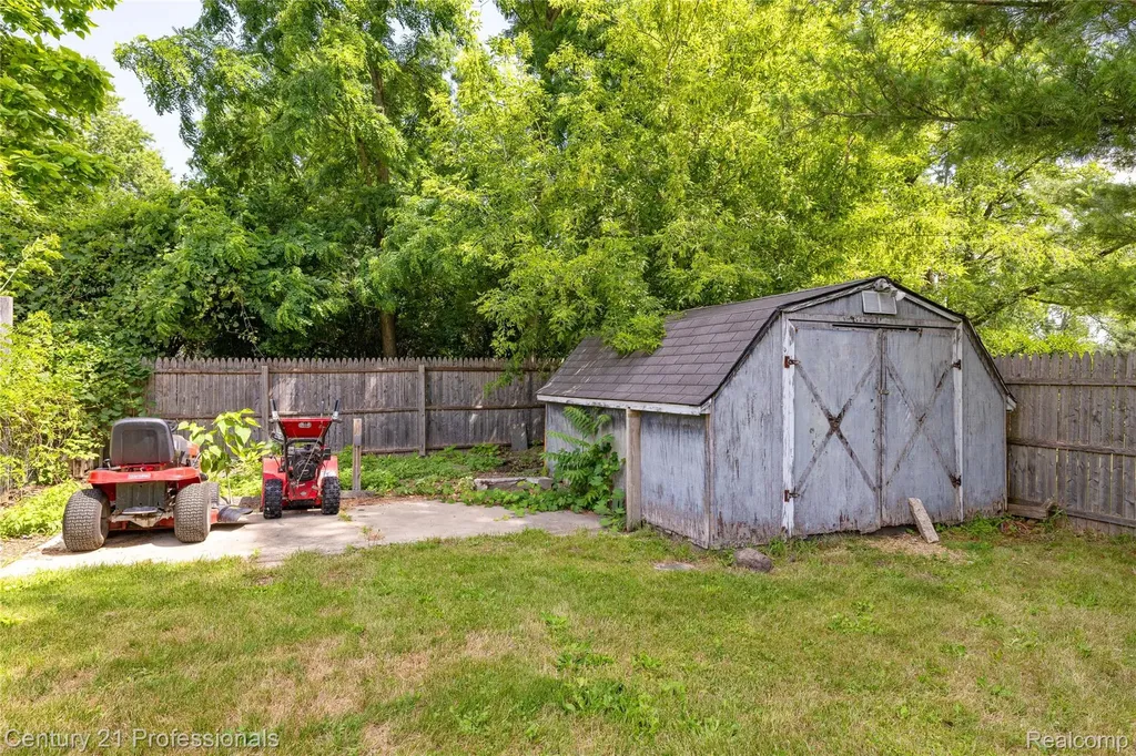 15037 Hogan Road Fenton Charter Township MI 48451