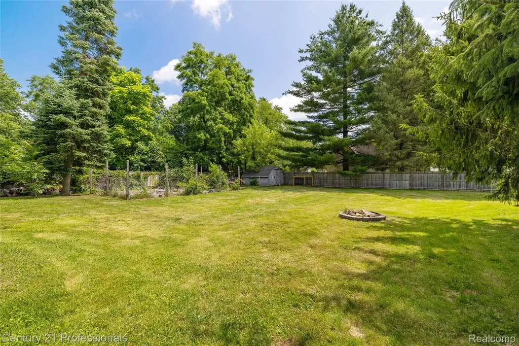 15037 Hogan Road Fenton Charter Township MI 48451