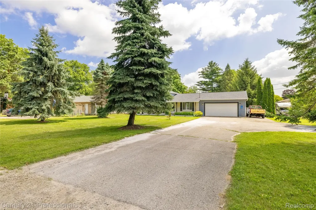 15037 Hogan Road Fenton Charter Township MI 48451