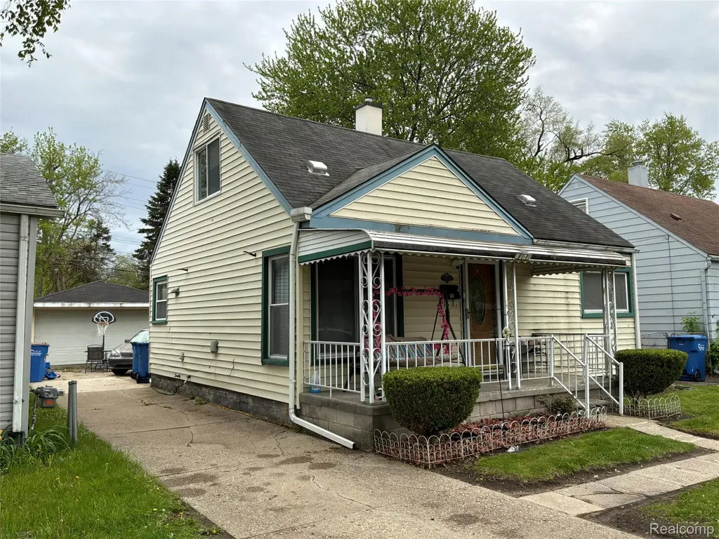 3896 Poplar Avenue Warren City MI 48091