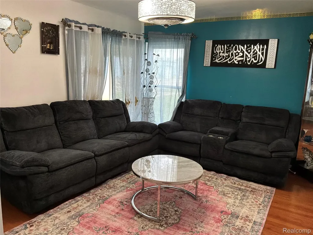 3896 Poplar Avenue Warren City MI 48091