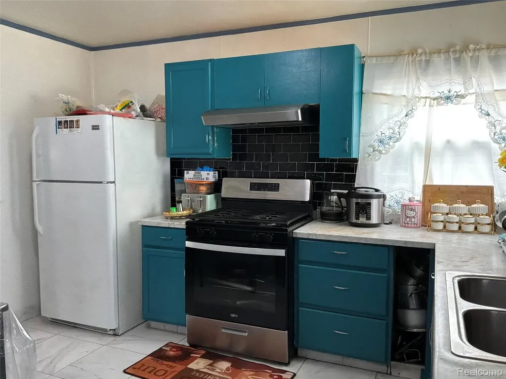 3896 Poplar Avenue Warren City MI 48091
