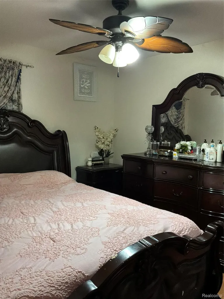 3896 Poplar Avenue Warren City MI 48091