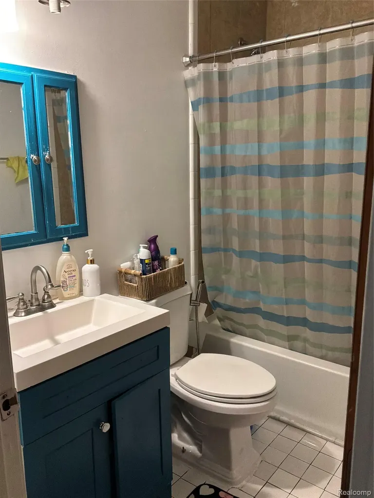 3896 Poplar Avenue Warren City MI 48091