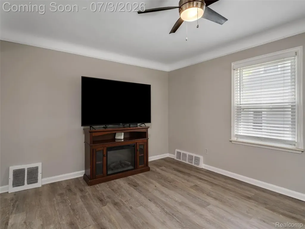 2798 Royal Avenue Berkley City MI 48072