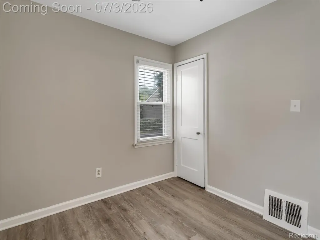 2798 Royal Avenue Berkley City MI 48072