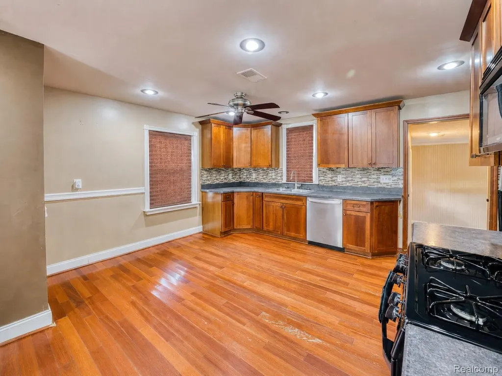 27860 Blum Street Roseville City MI 48066