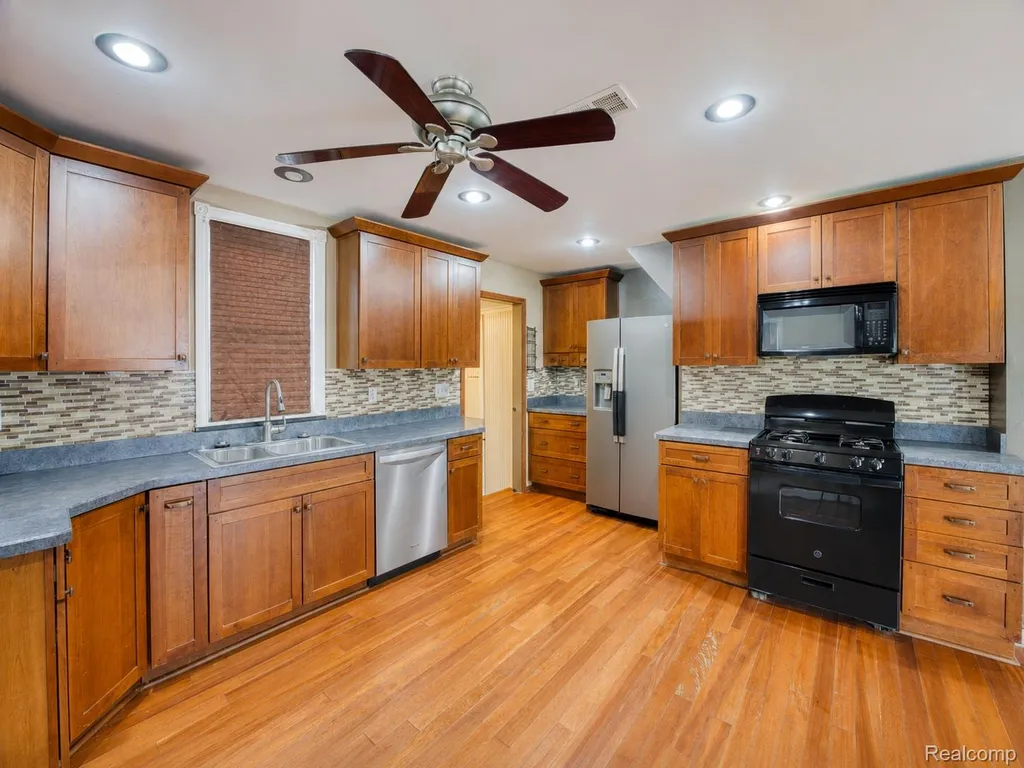 27860 Blum Street Roseville City MI 48066
