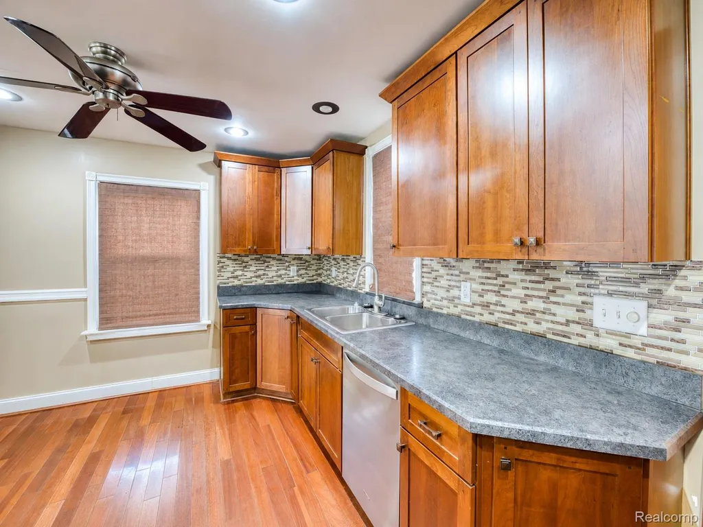 27860 Blum Street Roseville City MI 48066