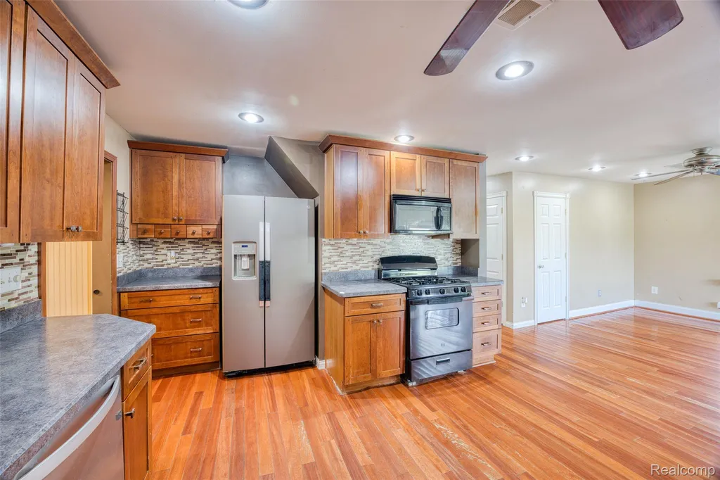 27860 Blum Street Roseville City MI 48066