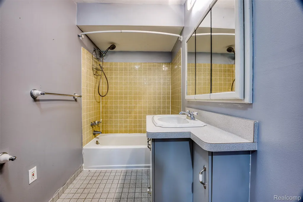 27860 Blum Street Roseville City MI 48066