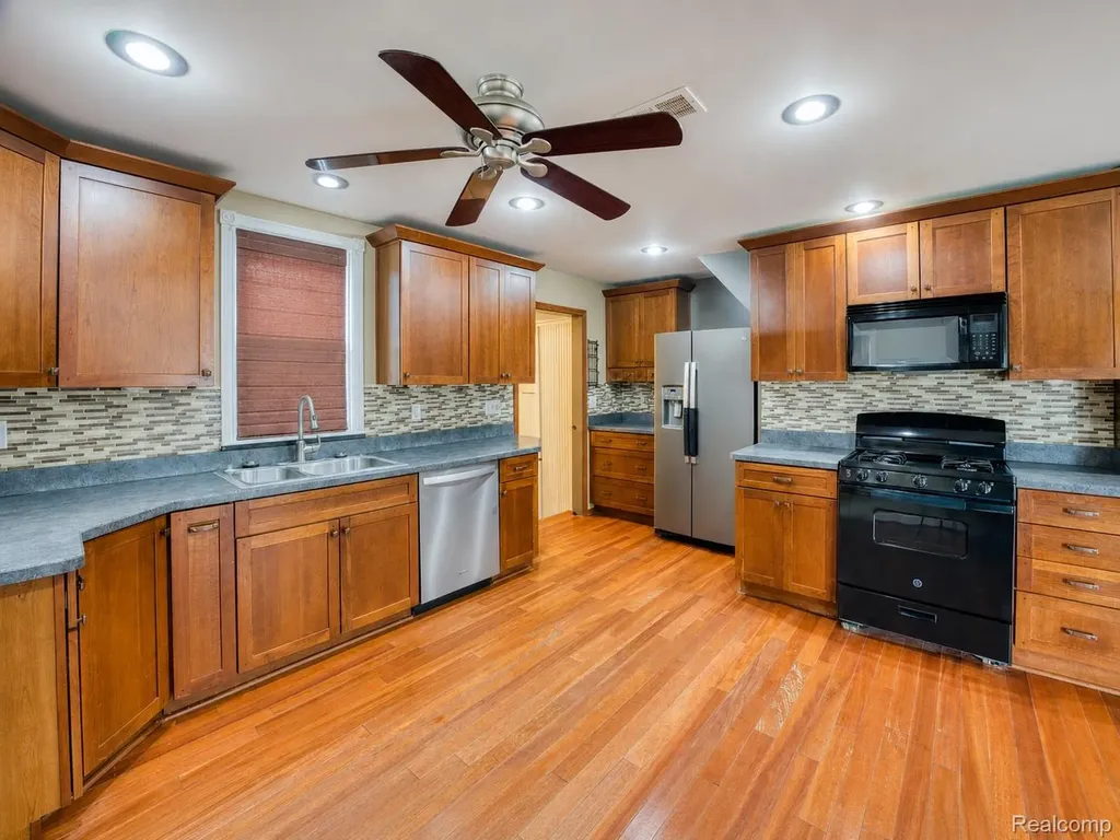 27860 Blum Street Roseville City MI 48066