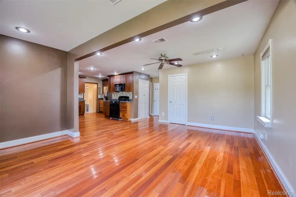 27860 Blum Street Roseville City MI 48066