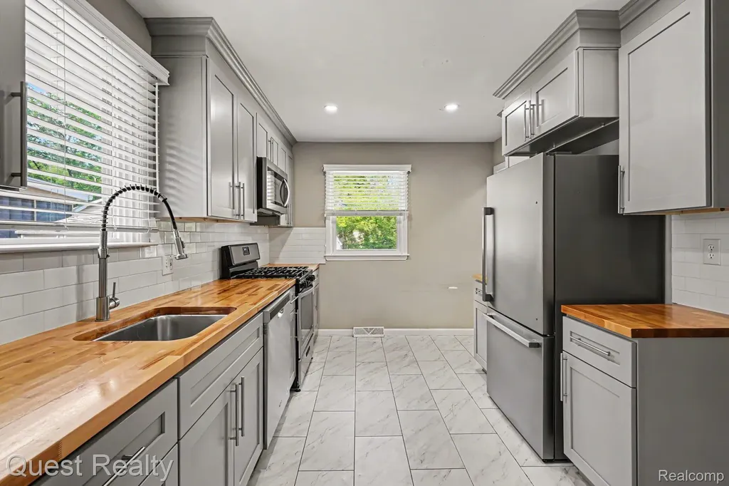 6736 Cloverton Drive Waterford Charter Township MI 48329