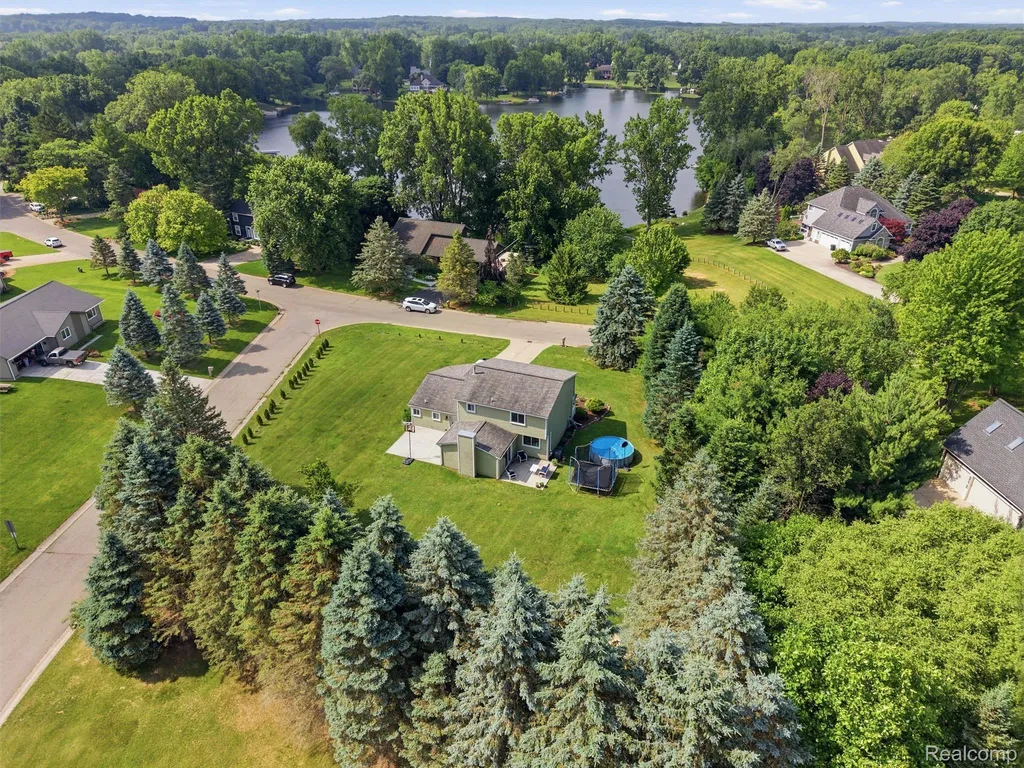 4040 Taggett Lake Drive Highland Charter Township MI 48357