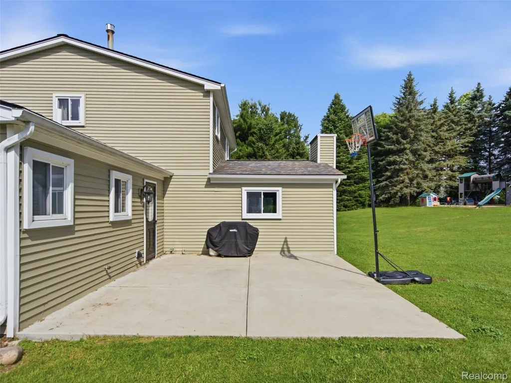 4040 Taggett Lake Drive Highland Charter Township MI 48357