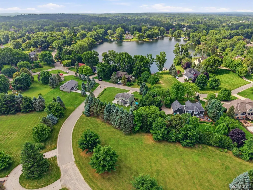 4040 Taggett Lake Drive Highland Charter Township MI 48357