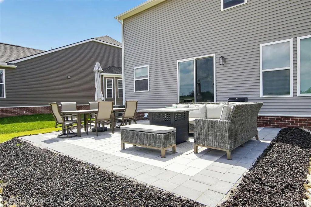 2344 Provencal Drive Commerce Charter Township MI 48382