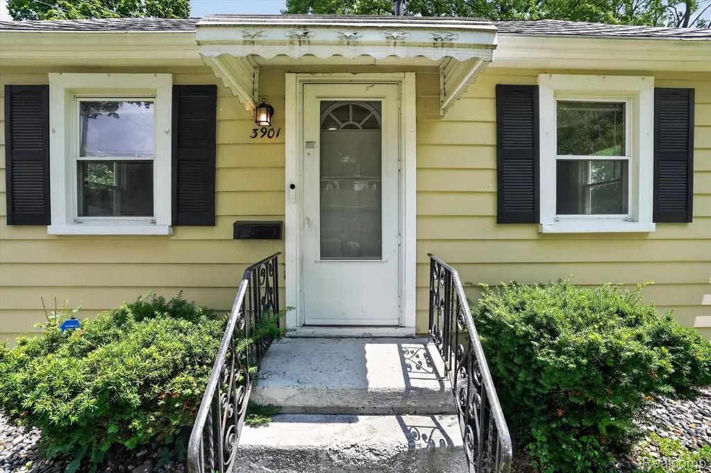 3901 Lowcroft Avenue Lansing City MI 48910