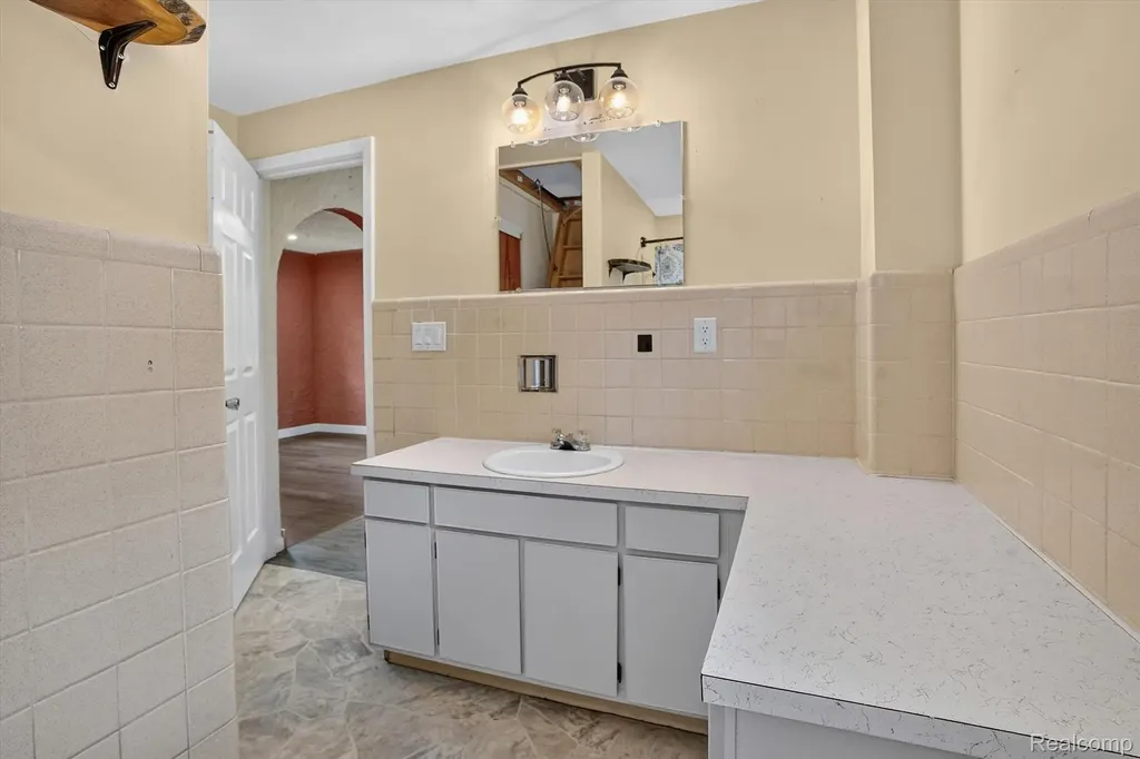 3901 Lowcroft Avenue Lansing City MI 48910