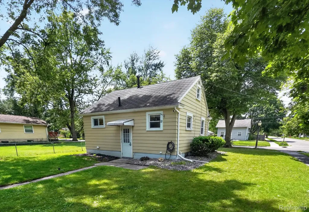 3901 Lowcroft Avenue Lansing City MI 48910