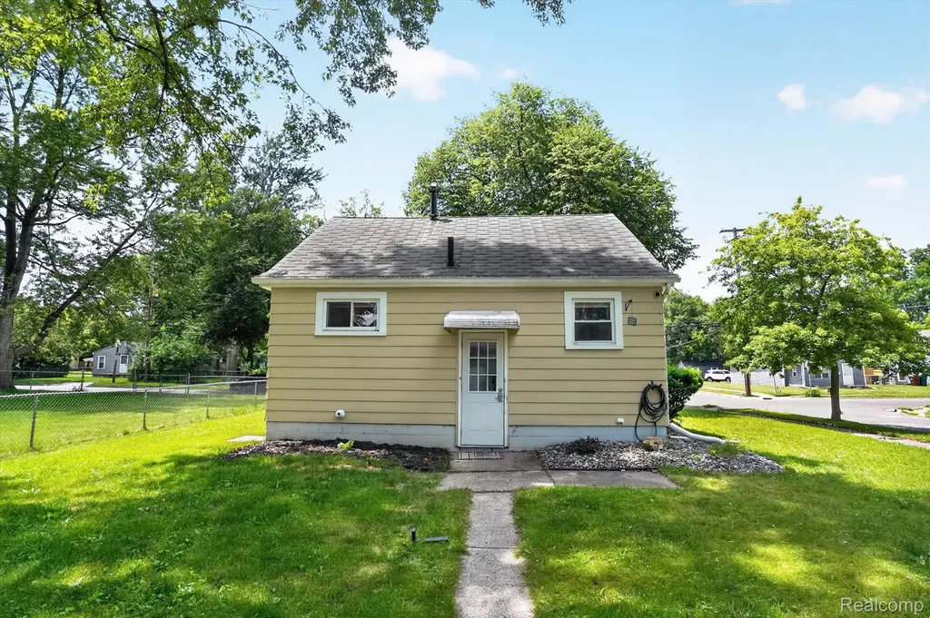 3901 Lowcroft Avenue Lansing City MI 48910