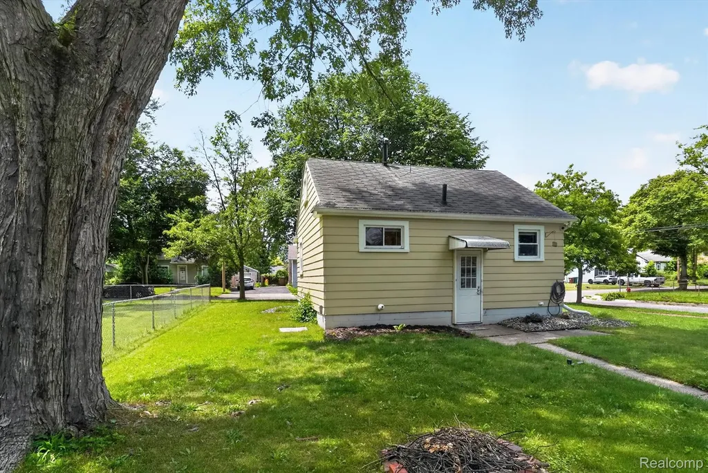 3901 Lowcroft Avenue Lansing City MI 48910